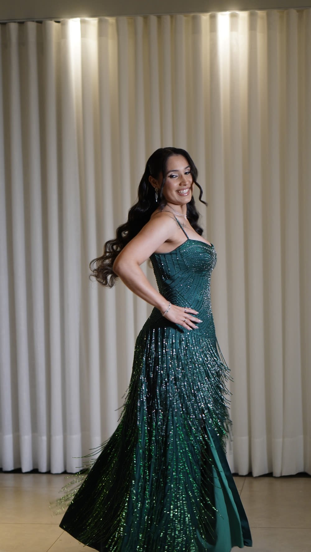 Vestido de formatura franjado verde esmeralda, bordado em cristais