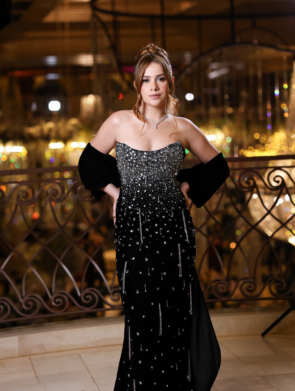 Vestido de formatura preto bordado em cristais, decote princesa