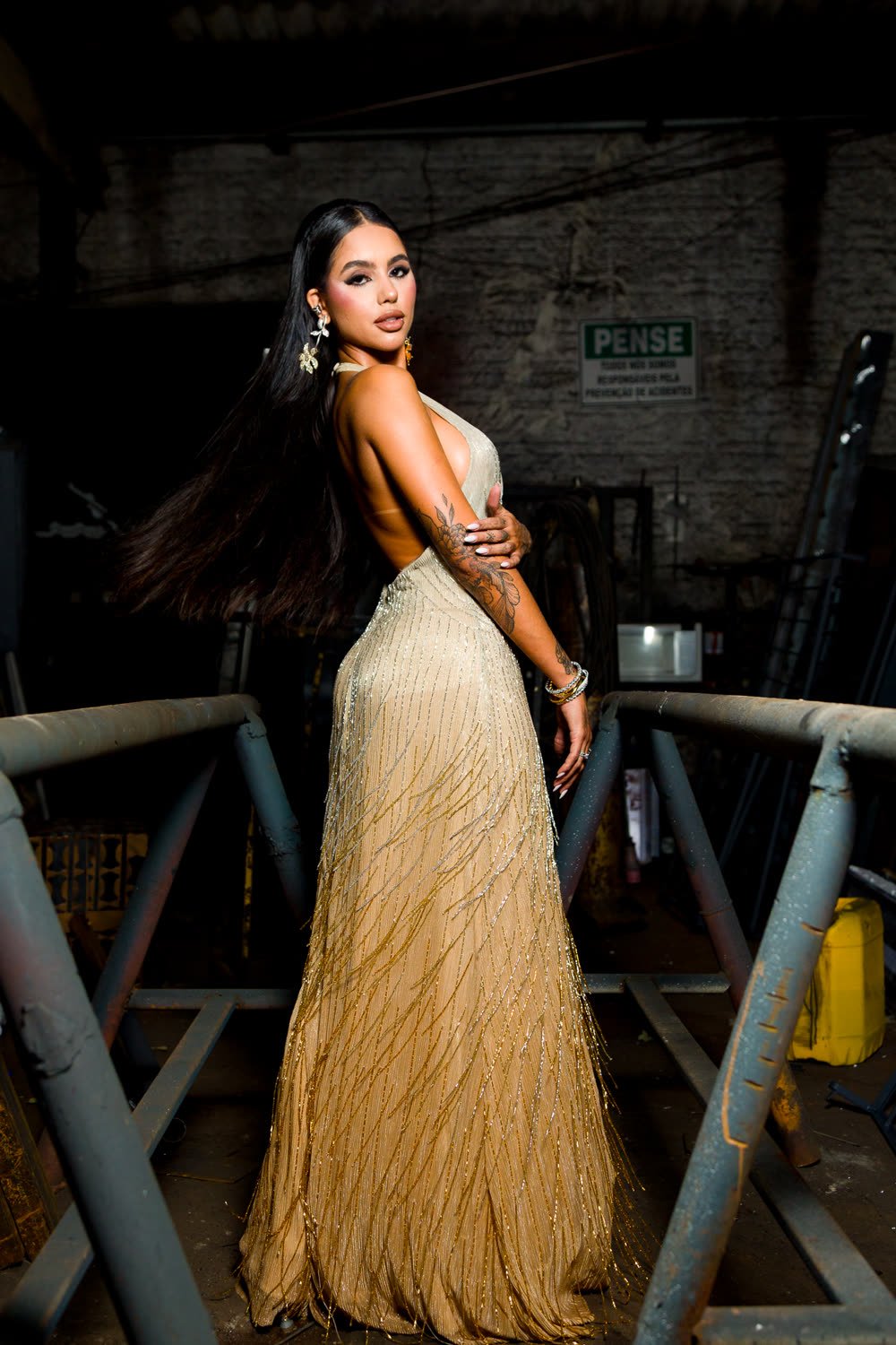 Vestido de formatura franjado dourado metalizado