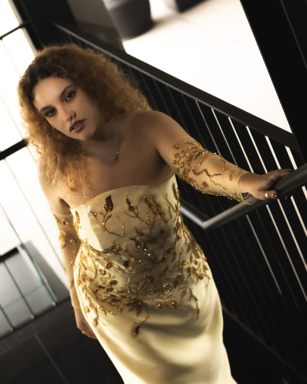 Vestido de madrinha bordado floral em fio dourado, amarelo manteiga