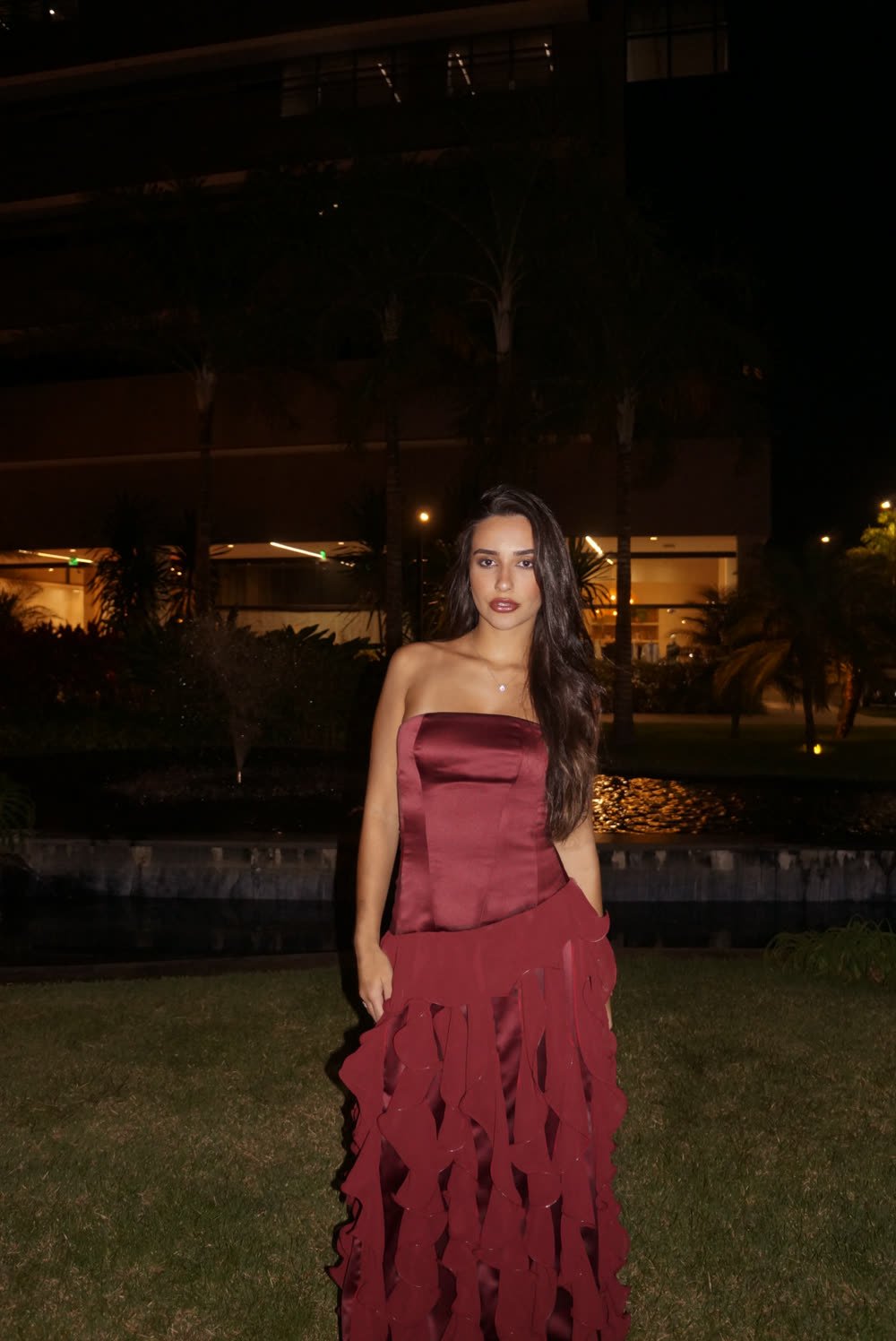 Vestido de madrinha em cetim bordô com babados em camadas