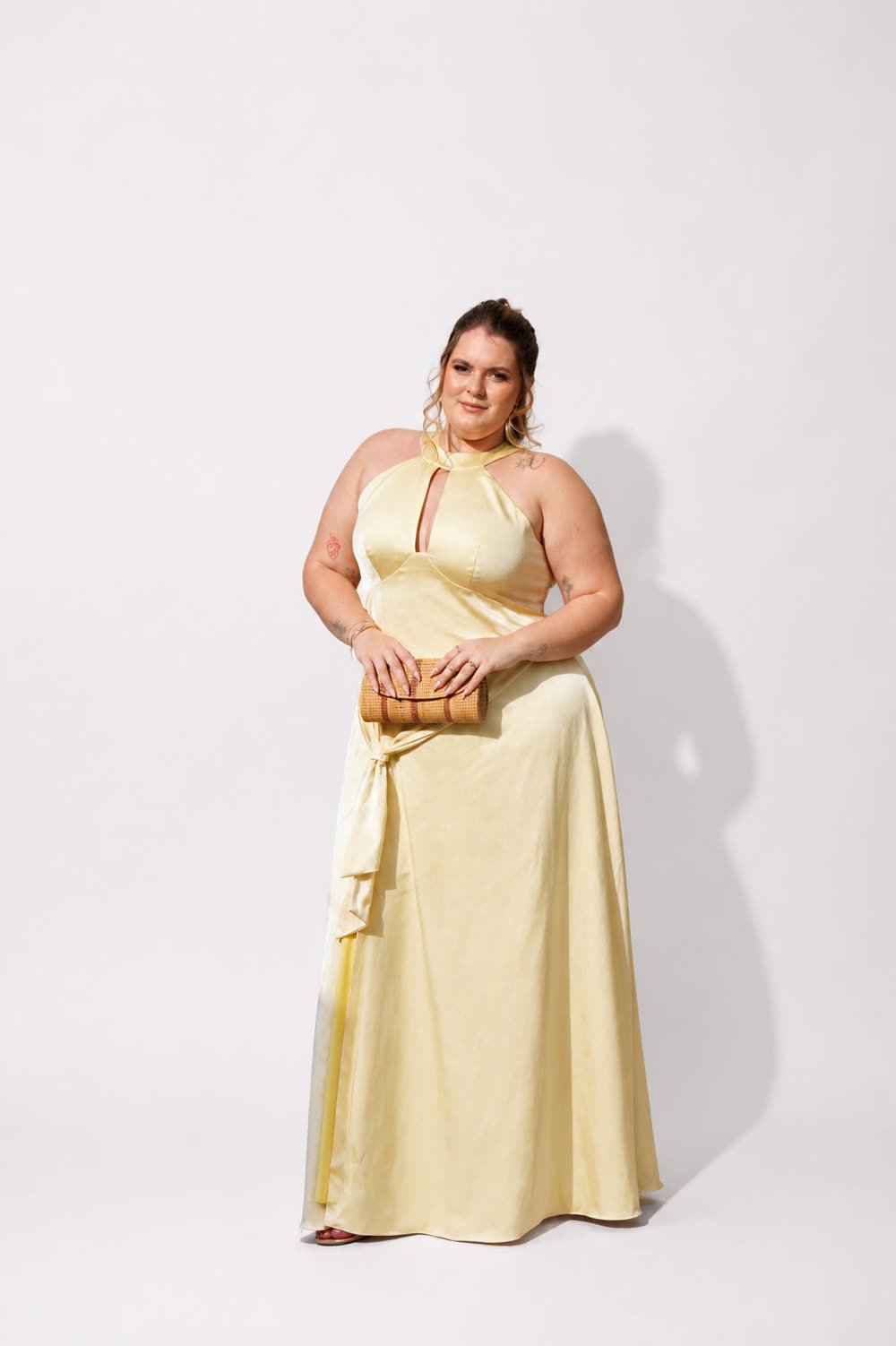 Vestido de madrinha plus size em cetim amarelo claro, decote halter