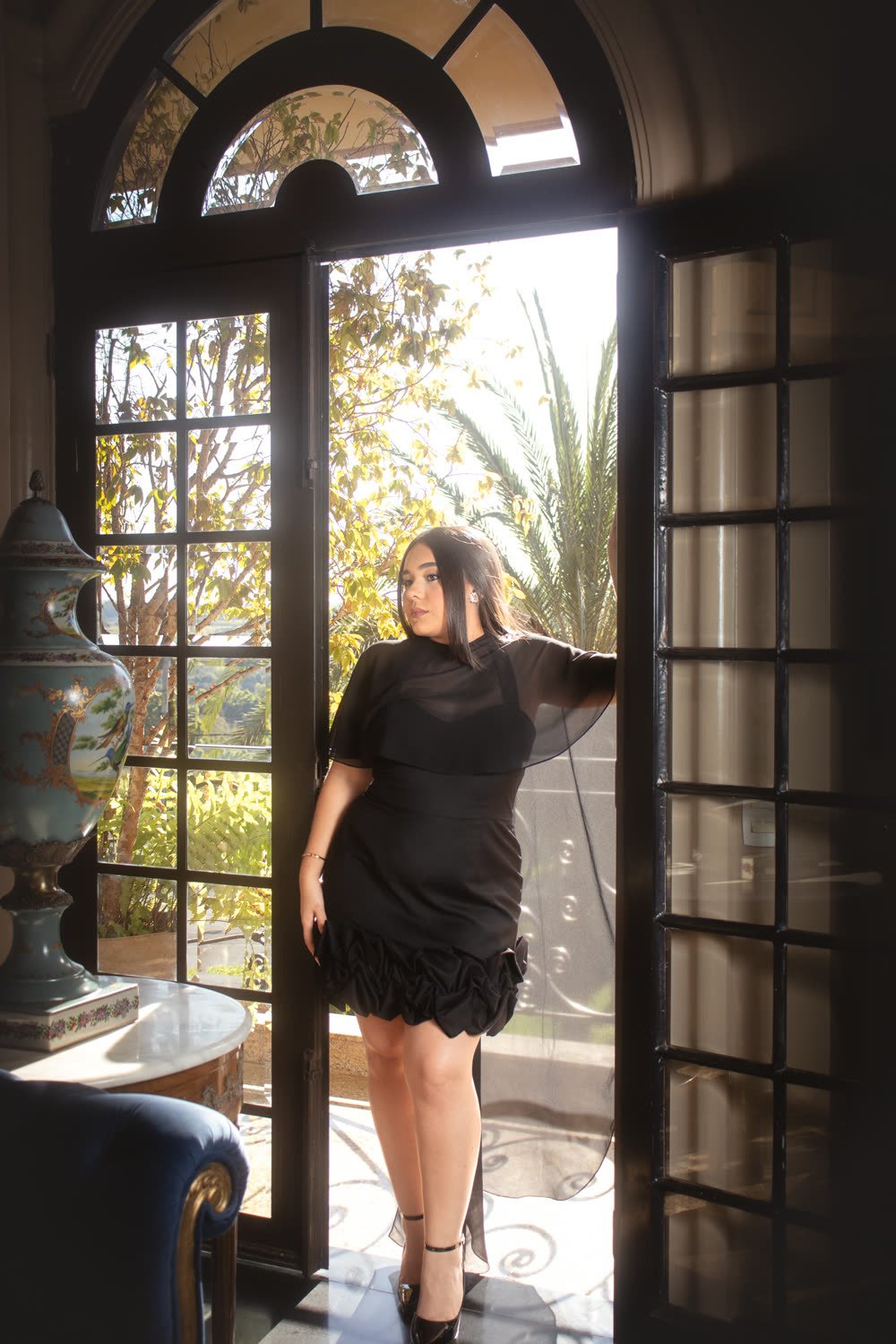 Vestido para colação de grau em chiffon preto com barra em babados