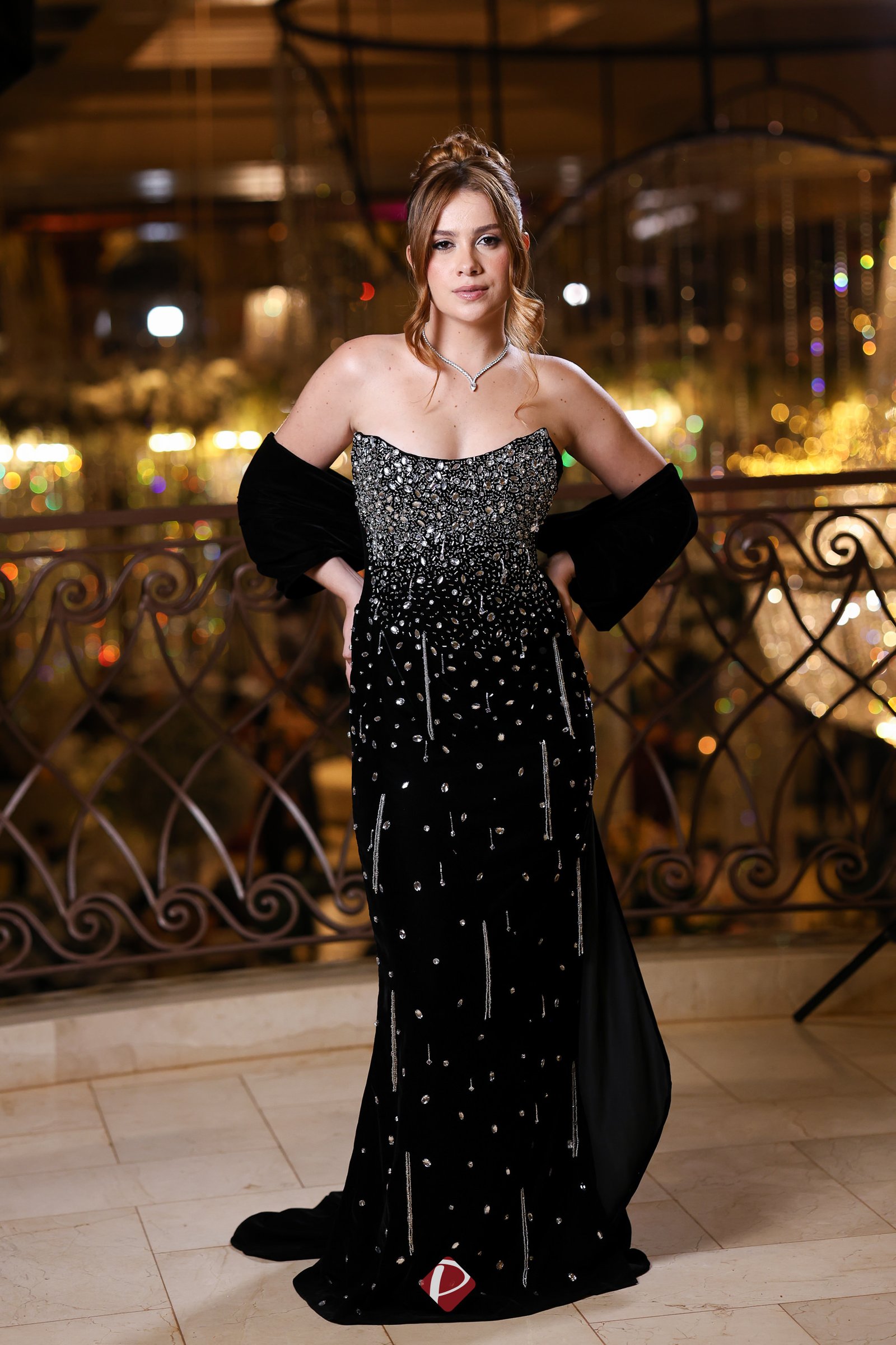 Vestido de formatura em veludo italiano preto com bordado à mão em cristais